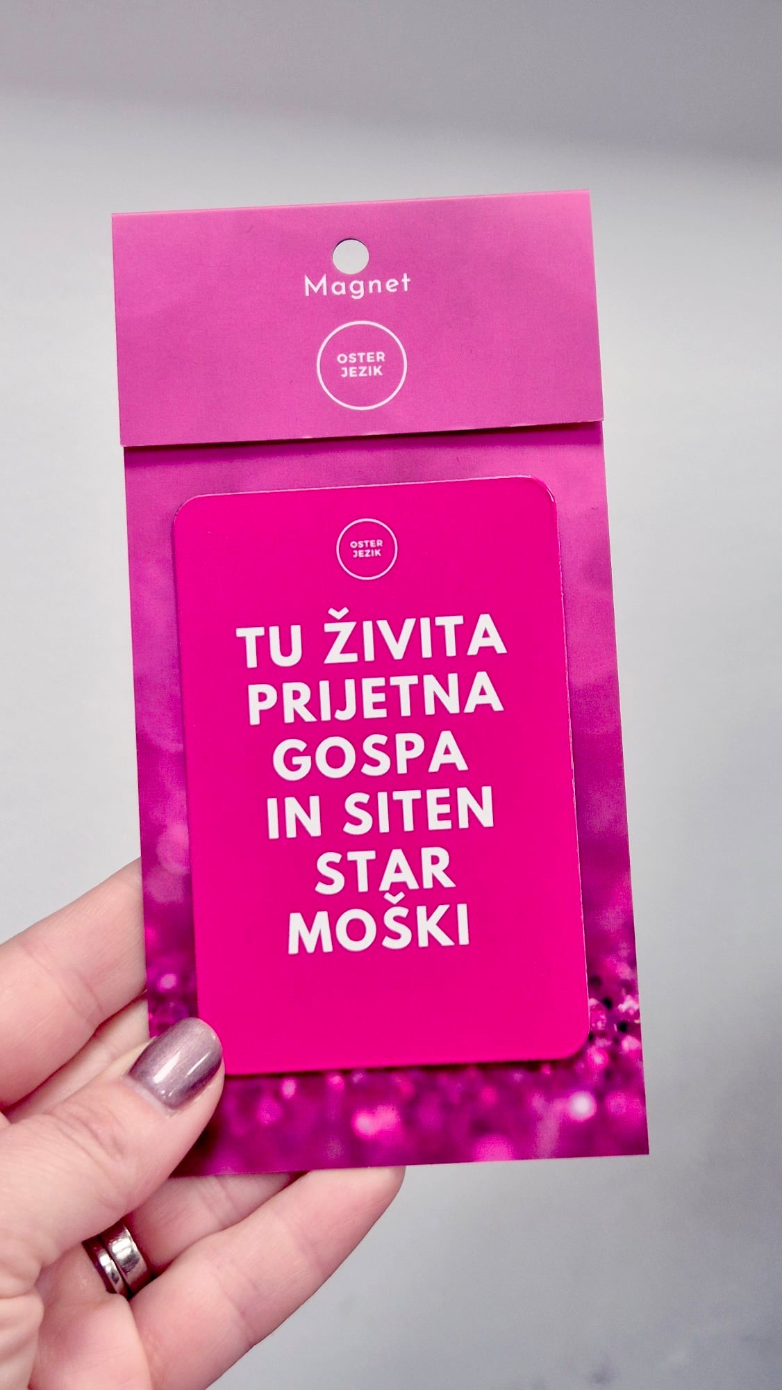 Magnet TU ŽIVITA..., ciklam barva