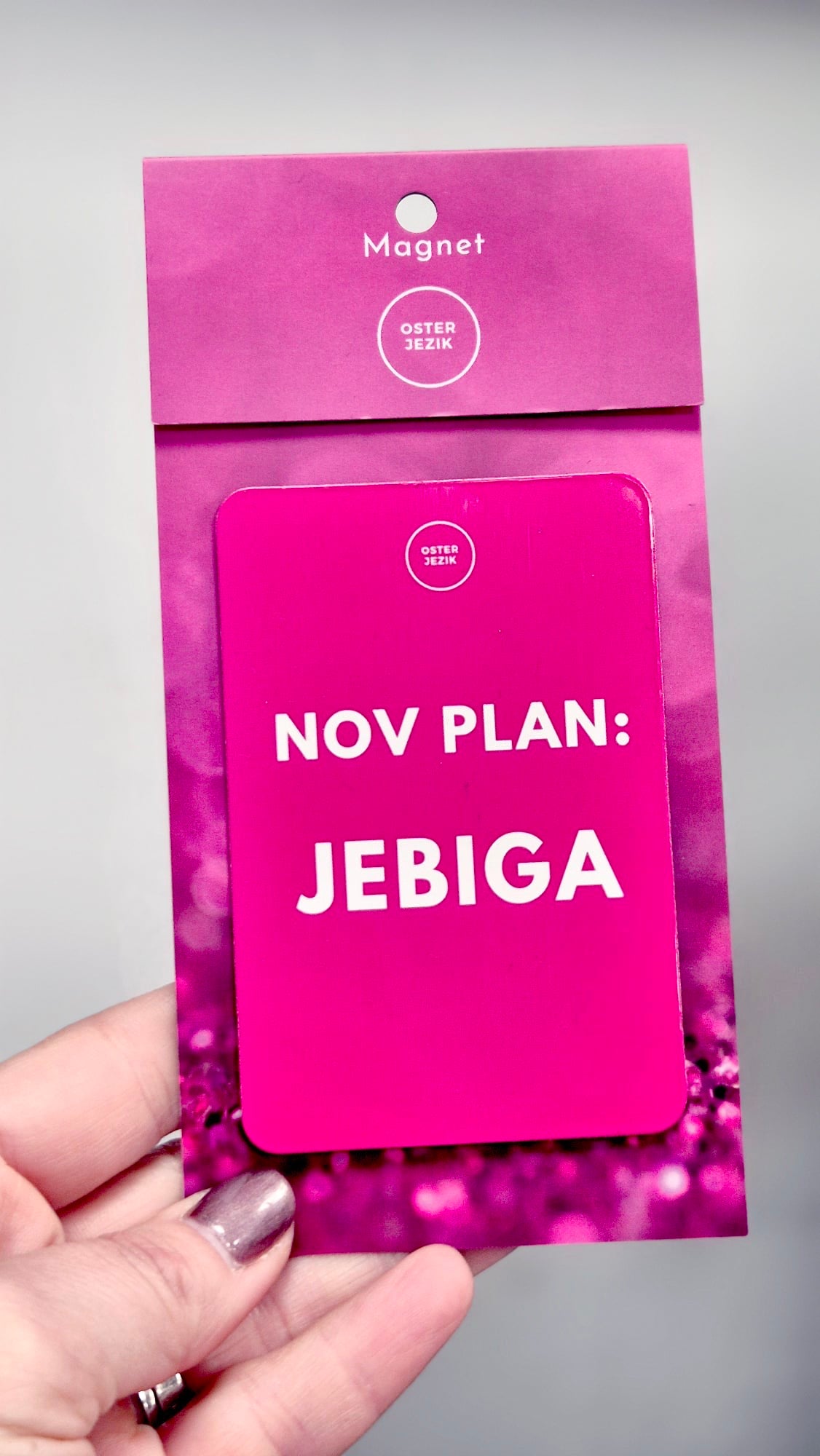 Magnet NOV PLAN: JEBIGA, ciklam barva