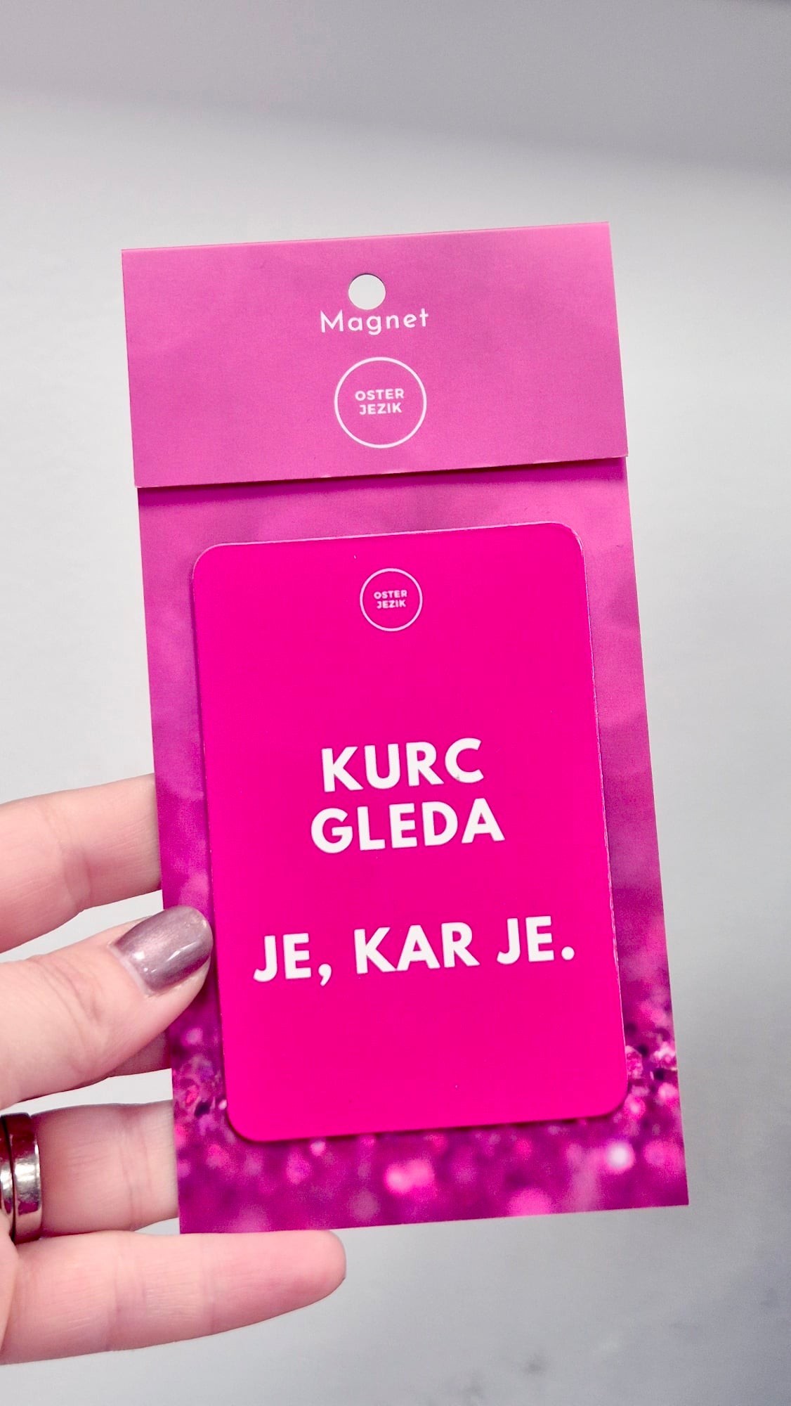 Magnet KURC GLEDA, JE, KAR JE, ciklam barva