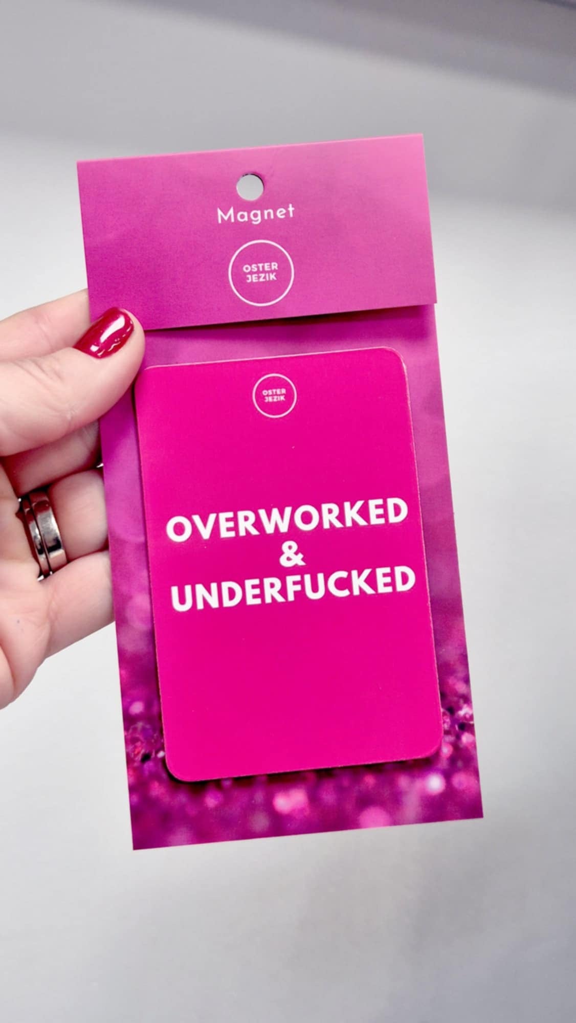 Magnet OVERWORKED,... ciklam barva
