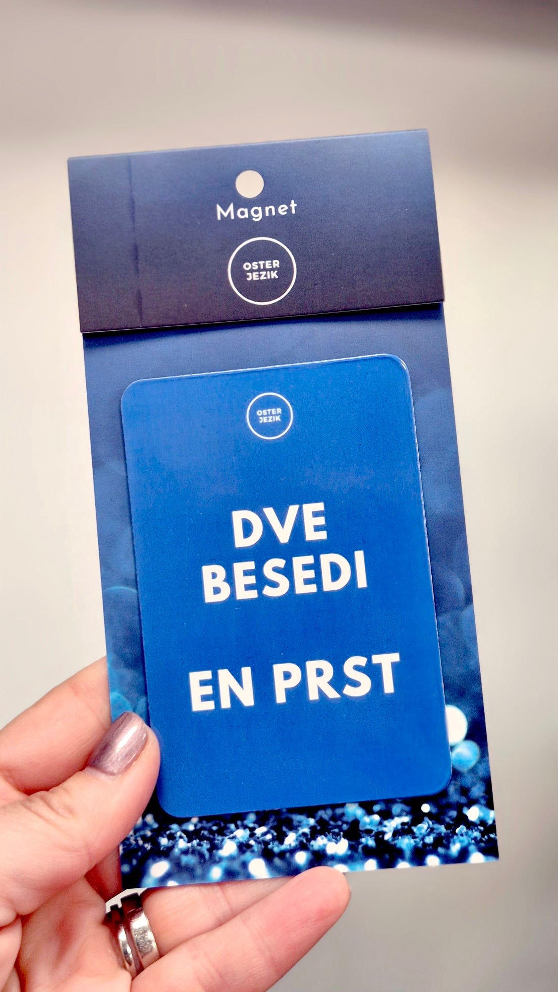 Magnet DVE BESEDI, EN PRST, modra barva