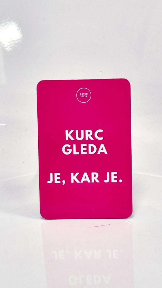 Magnet KURC GLEDA, JE, KAR JE, ciklam barva