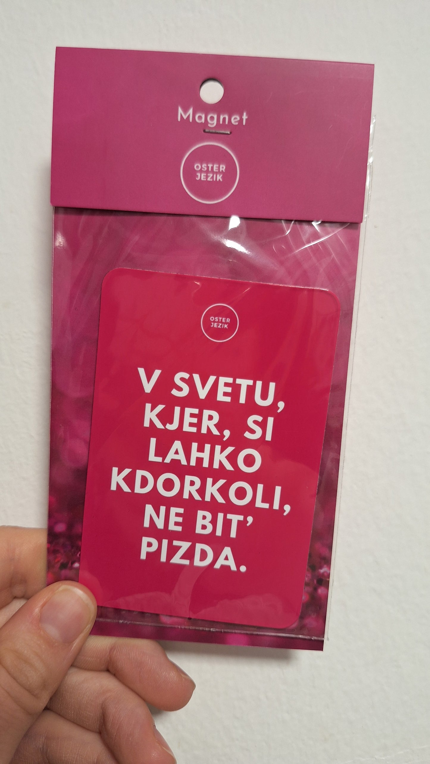 Magnet V SVETU, KJER SI LAHKO KDORKOLI..., roza barva