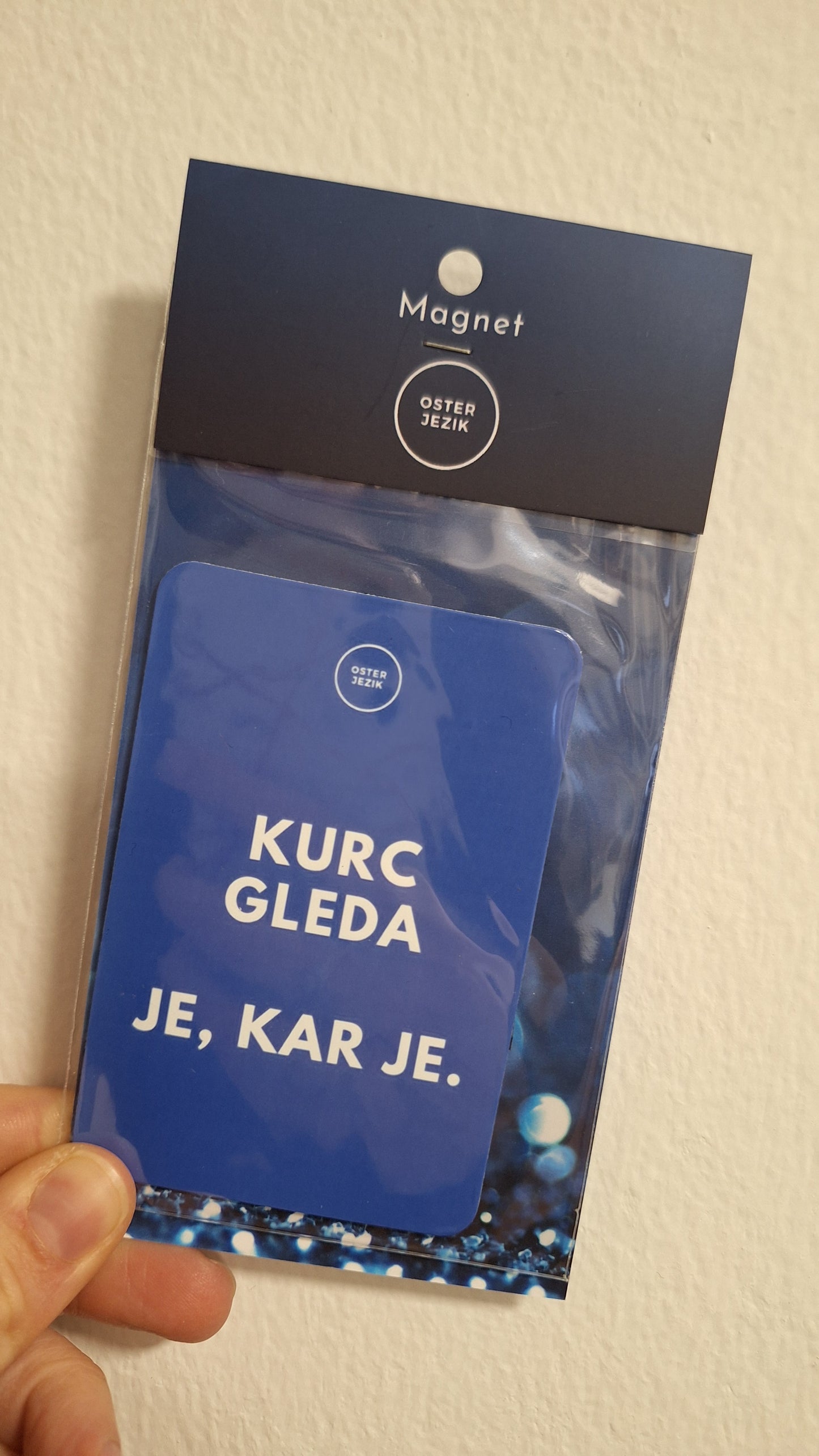 Magnet KURC GLEDA, JE, KAR JE, modra barva