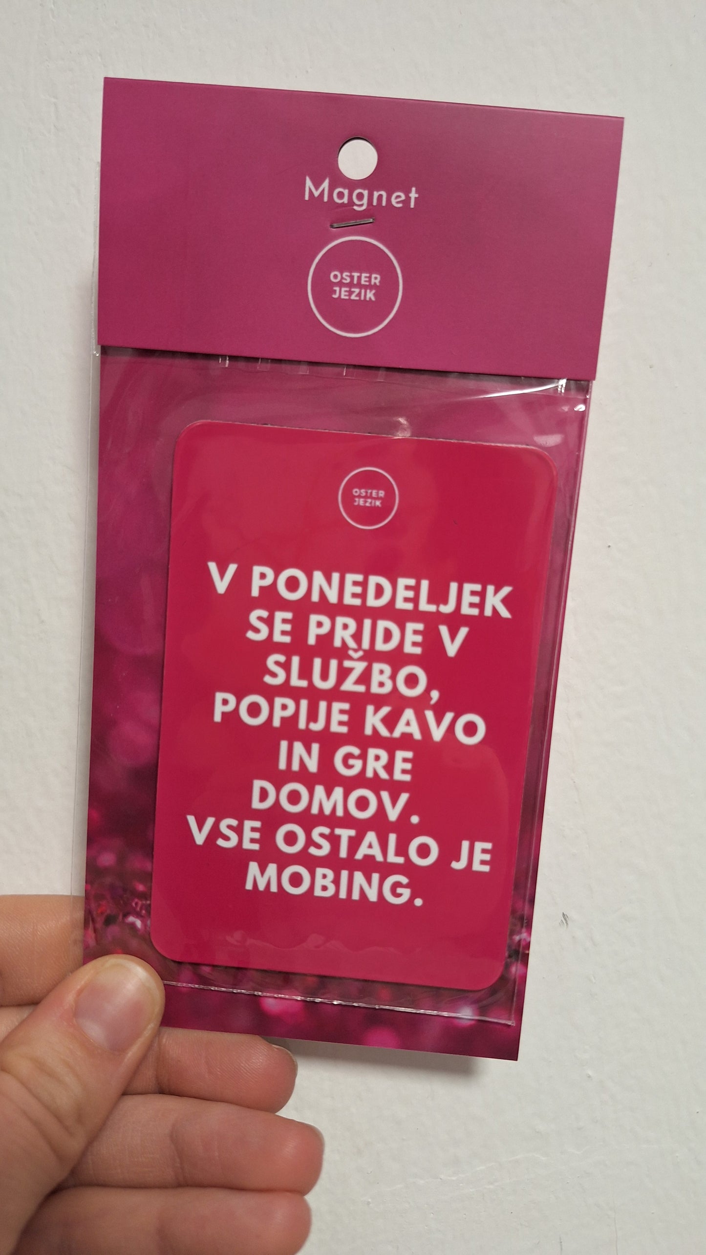 Magnet V PONEDELJEK, roza barva